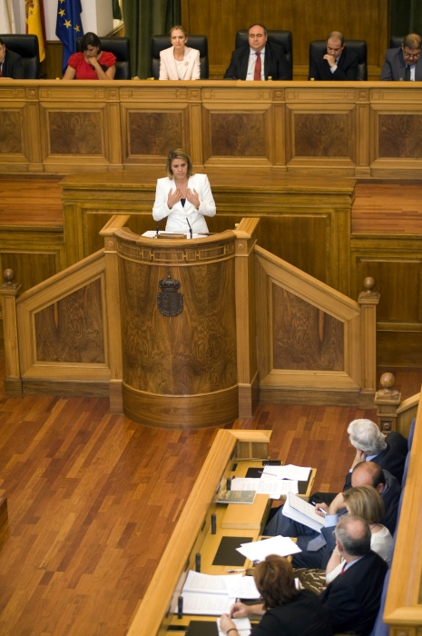 Cospedal interviene ante la mirada de la oposición.