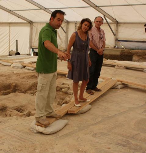 Cospedal junto con Javier Parrilla observando el mosaico romano.