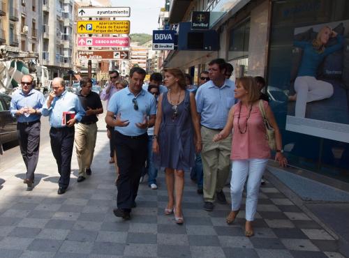 Cospedal paseando por Carretería.