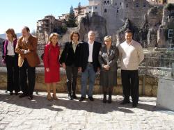 Foto de familia junto a las Casas Colgadas.