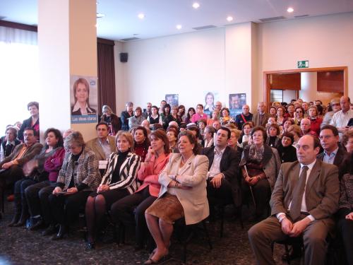 Decenas de afiliados asistieron al acto público de Cospedal y Barberá.