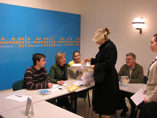 Momento de una votación en la Asamblea de Cuenca, en la sede del PP.