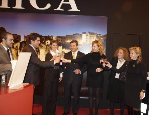 Cospedal brindando en el stand de Fitur de Cuenca.