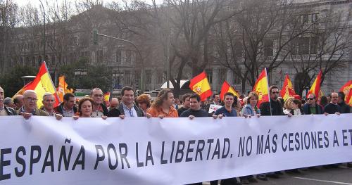 El candidato a la Alcaldía, Francisco J. Pulido y la senadora Mª Ángeles García sostienen la pancarta con otros conquenses que acudieron a la manifestación