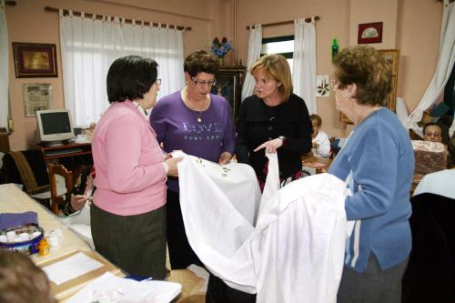 Mª Ángeles con varias de las mujeres que forman parte de la Asociación.