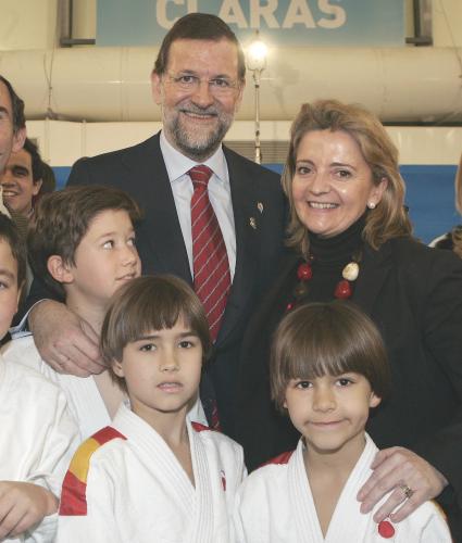 Bonilla junto a Rajoy y jóvenes deportistas.