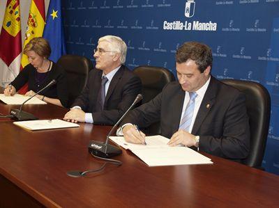 Momento de la firma del Convenio.