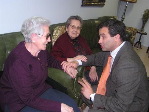 Pulido conversa con algunas residentes