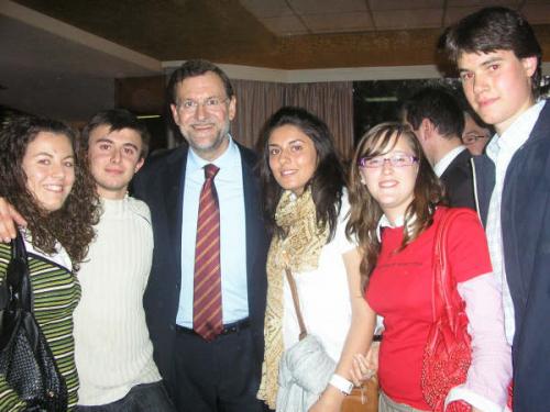 Rajoy con componentes de NNGG de Cuenca.