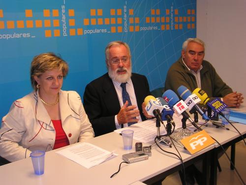 Momento de la rueda de prensa ofrecida por Cañete en Cuenca