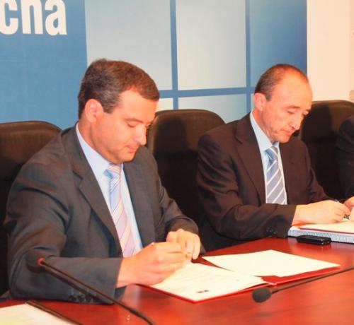 Momento de la firma del convenio.