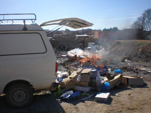 Momento de la quema de residuos en Ledaña, junto al vehículo municipal.