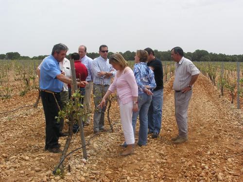 García, interesándose por la situación del campo.