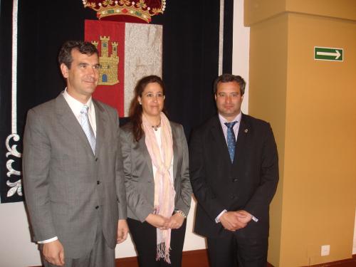 Pulido junto con los alcaldes de Guadalajara y Ciudad Real en las Cortes.