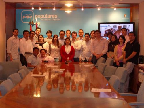 Representantes de NNGG en el Grupo Popular de las Cortes Regionales.