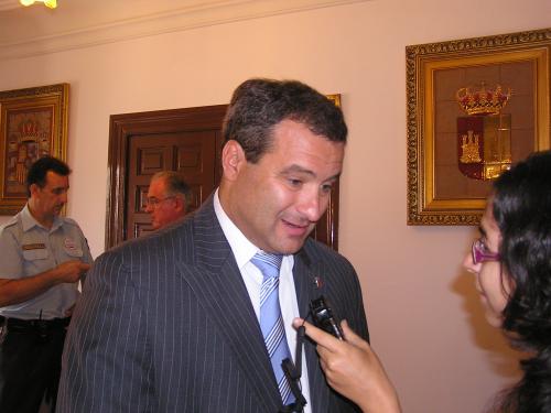 Pulido atendiendo a medios en las Cortes de Castilla-La Mancha.