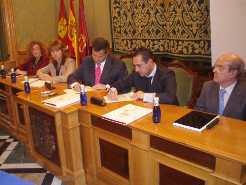 Firma del acuerdo de señales tuirísticas de Cuenca.