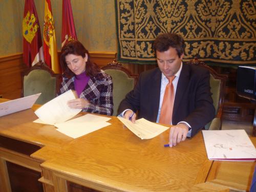 Momento de la firma del convenio.