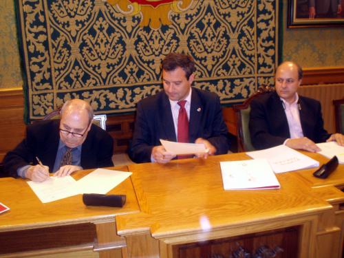 Firma del convenio entre Torner y Pulido.