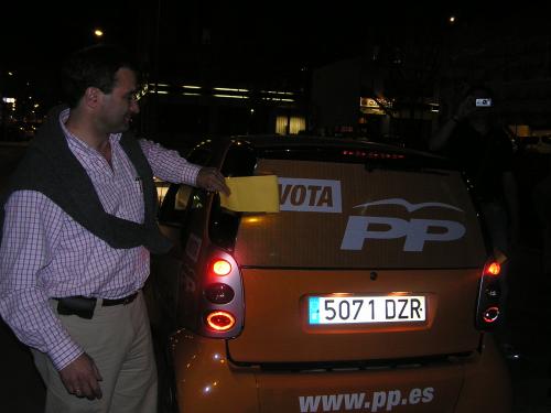 Pulido descubre el rótulo del coche promocional del PP