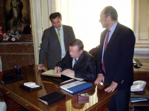 Pulido y Fraga, observando como el embajador ruso firma el libro de visitas.