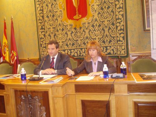 Francisco Pulido y Raquel Vieco en el momento de la presentación.