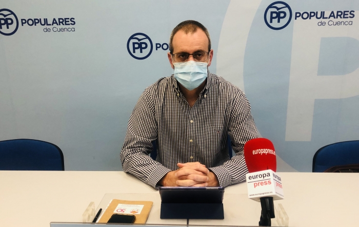 Cayetano J. Solana en rueda de prensa.