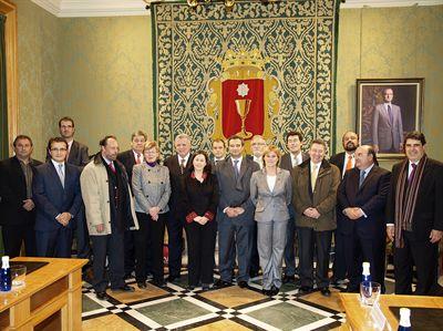 El alcalde de Cuenca, la presidenta del PP y el senador popular Luis Fraga reciben a cinco embajadores