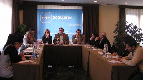 Fracisco Vañó y varios dirigentes del PP conquense mantienen un desayuno informativo con los medios de comunicación de Cuenca
