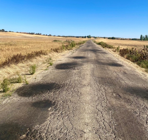 Cayetano Solana denuncia el estado "tercermundista" de la carretera que conecta Torrebuceit y Palomares del Campo