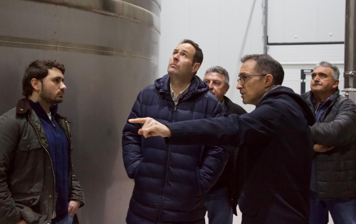 Mart&iacute;n-Buro reclama menos trabas y m&aacute;s apoyo para el campo conquense tras visitar la Cooperativa Iniestense